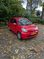 Daihatsu Sirion 1.0 51KW 2006 Rood, Auto's, Daihatsu, Voorwielaandrijving, Stof, Sirion, Handgeschakeld