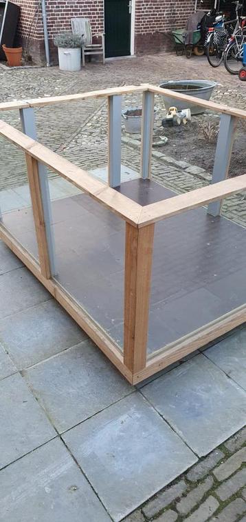 Binnenbak voor konijnen of cavia’s. Of pups van hond-kat beschikbaar voor biedingen