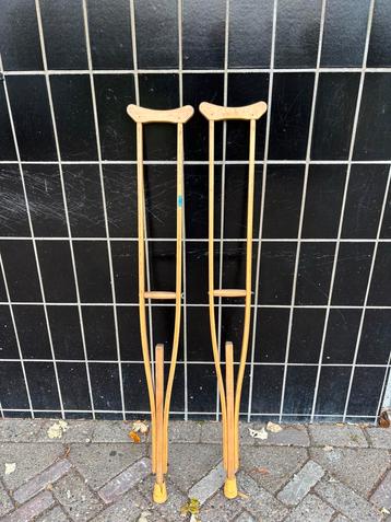 Vintage loopkrukken decoratie toneel etc beschikbaar voor biedingen