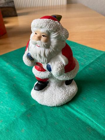 Vintage kerstman met cadeau zak op rug beschikbaar voor biedingen