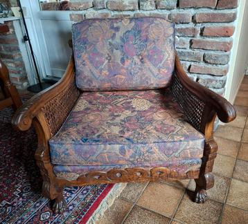 2 Brocante Fauteuils met Rotan & Leeuwenpootjes beschikbaar voor biedingen