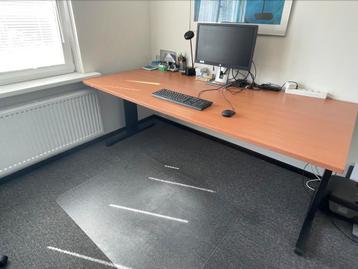 Bureau 2.00x1.00x74. Houten blad met stalen onderstel beschikbaar voor biedingen