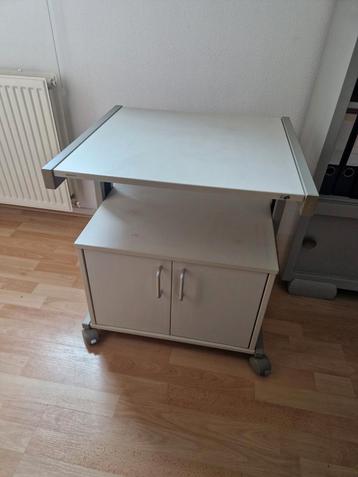 computer printer tafel kast op  zwenkwieltjes beschikbaar voor biedingen