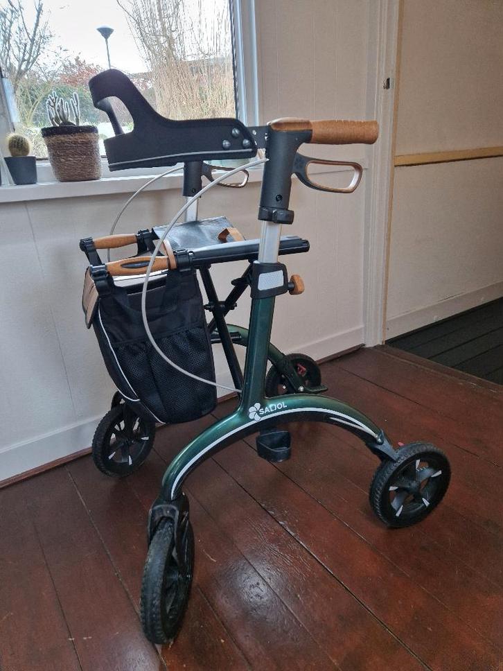 Saljol Carbon Rollator - NIEUW STAAT, Diversen, Rollators, Zo goed als nieuw, Lichtgewicht, Opvouwbaar, Ophalen