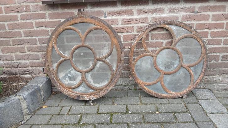 2 GOEDKOPE ronde gietijzeren stalramen diameter 60 cm, Antiek en Kunst, Curiosa en Brocante, Ophalen of Verzenden