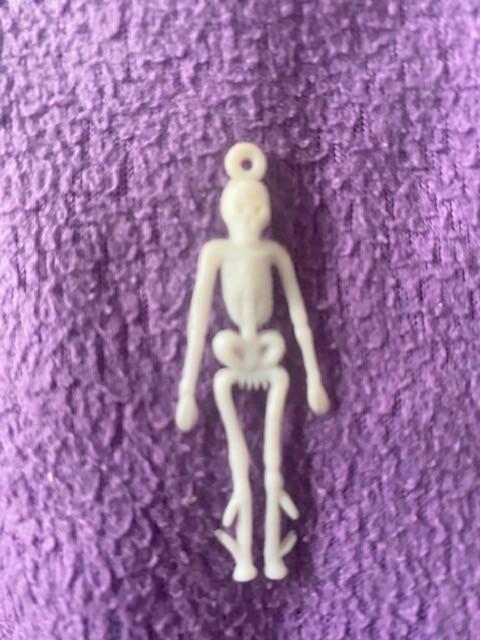 skelet ong 6 cm uit ??, Verzamelen, Verrassingseieren, Gebruikt, Ophalen of Verzenden