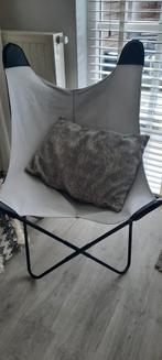 Leuke vlinderstoel, Huis en Inrichting, Stoelen, Ophalen of Verzenden, Zo goed als nieuw, Grijs, Eén