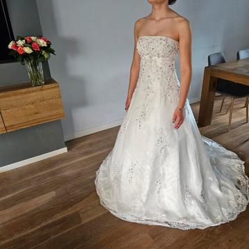 Trouwjurk strapless (kan ook met schouderbantjes) maat 36/38 beschikbaar voor biedingen