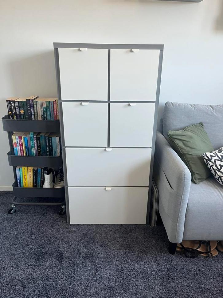 Ladekast grijs wit IKEA - Visthus, Huis en Inrichting, Kasten | Ladekasten, Zo goed als nieuw, 100 tot 150 cm, 50 tot 100 cm, 25 tot 50 cm