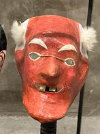 Zeer oude Halloween / carnaval maskers in vitrine, Ophalen of Verzenden