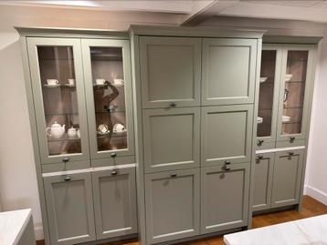 Keuken eiland met kastenwand en nieuwe apparatuur beschikbaar voor biedingen