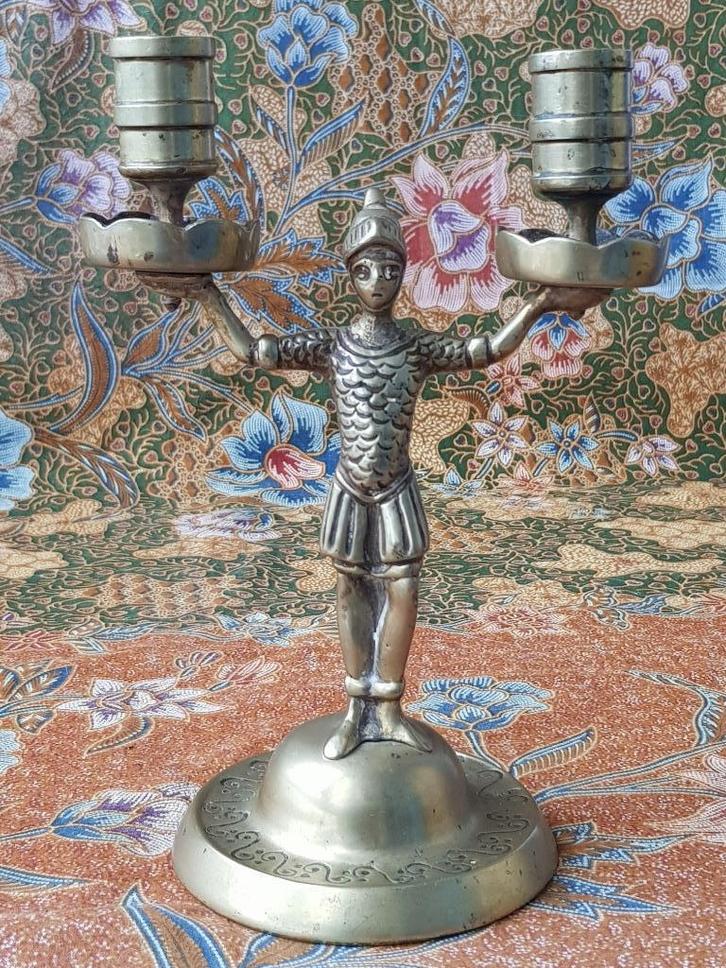 Antieke tweelichts kandelaar uit Engeland als een ridder., Antiek en Kunst, Antiek | Kandelaars, Koper of Brons, Ophalen of Verzenden