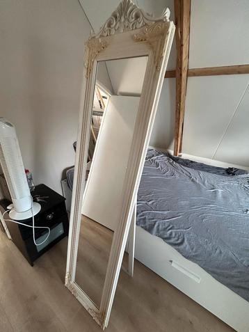 Spiegel beschikbaar voor biedingen