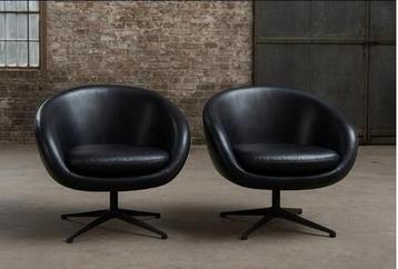 Twee Zwarte Kuipstoelen uit de Jaren 60/70 beschikbaar voor biedingen