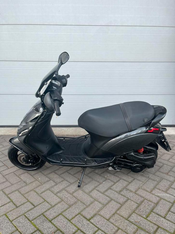 Piaggio zip 4 takt 3v 50cc 2018 Brom Sp line Full Option, Fietsen en Brommers, Scooters | Piaggio, Zo goed als nieuw, Zip, Benzine