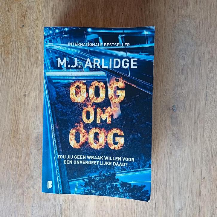 M.J. Arlidge - Oog om oog, Boeken, Thrillers, Zo goed als nieuw, Ophalen of Verzenden