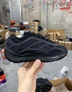 Yeezy Boost 700 Dark Glow | Maat 38, Ophalen of Verzenden, Nieuw