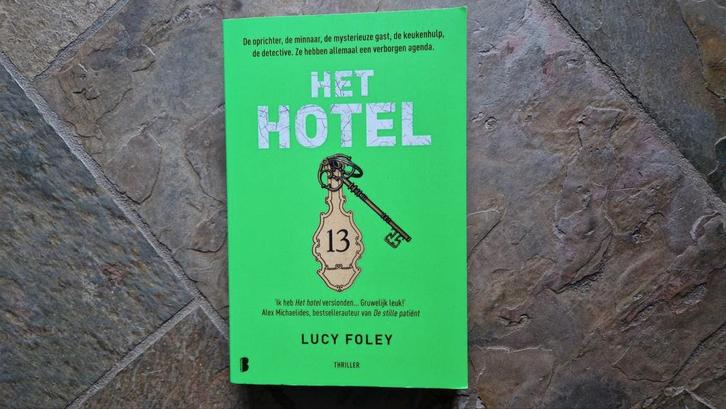 Lucy Foley - Het hotel, Boeken, Thrillers, Zo goed als nieuw, Nederland, Ophalen of Verzenden