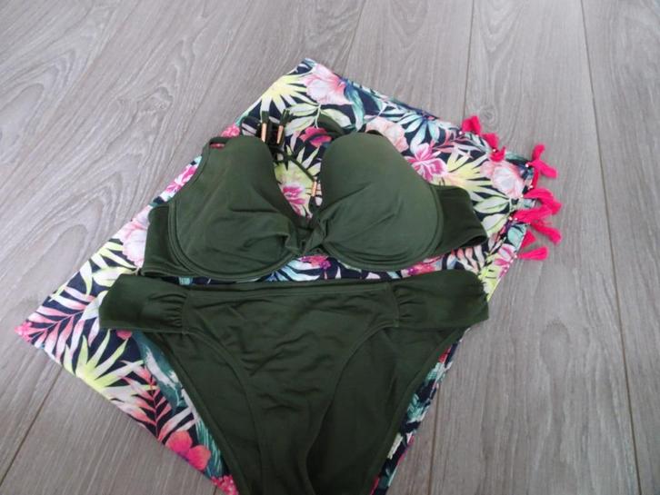 Legergroene bikini 85E M Hunkemöller met pareo, Kleding | Dames, Badmode en Zwemkleding, Gedragen, Bikini, Groen, Ophalen of Verzenden
