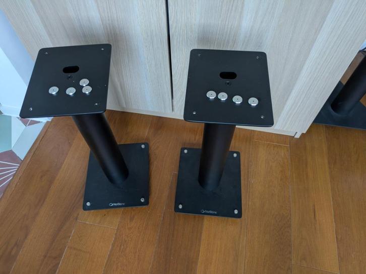 NorStone Stylum 1 satijn zwarte luidsprekerstatieven, Audio, Tv en Foto, Luidsprekers, Zo goed als nieuw, Front, Rear of Stereo speakers