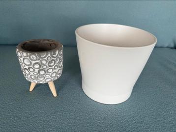 2 bloem potten beschikbaar voor biedingen