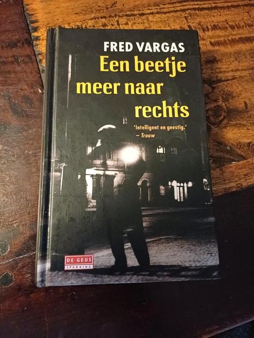 Fred Vargas - Een beetje meer naar rechts, Boeken, Detectives, Gelezen, Ophalen of Verzenden