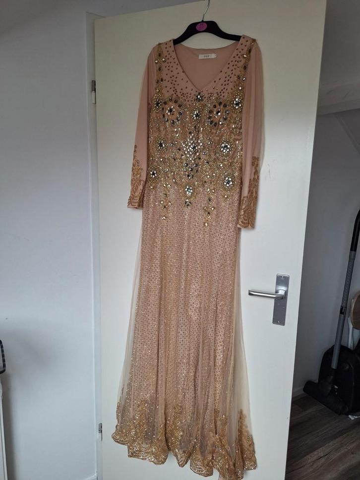 Prachtige Beige Galajurk met Gouden Details, Kleding | Dames, Jurken, Gedragen, Maat 38/40 (M), Beige, Onder de knie, Ophalen of Verzenden