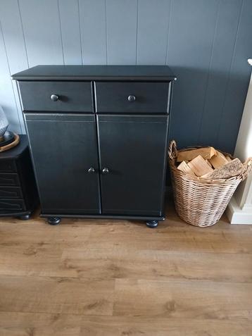 Klein dressoir kast mat zwart beschikbaar voor biedingen