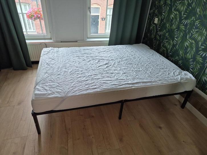 Bed met matras 140x200, Huis en Inrichting, Slaapkamer | Bedden, Zo goed als nieuw, Tweepersoons, 140 cm, 200 cm, Metaal, Zwart