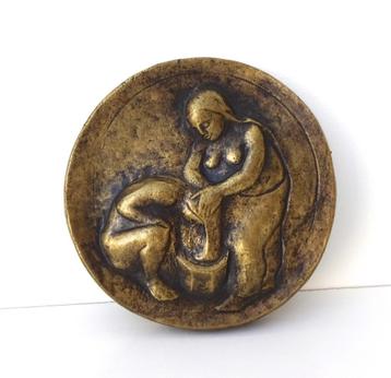 Bronzen wandbord vrouw die haar van meisje wast 3887-b beschikbaar voor biedingen