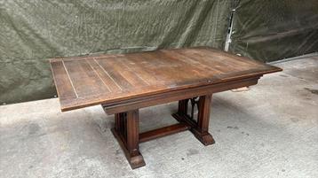 Antieke uitschuif tafel met gotisch houtsnijwerk in de poot. beschikbaar voor biedingen