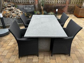 (Natuur)stenen tuintafel beschikbaar voor biedingen