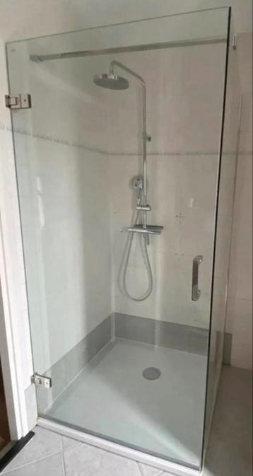 Glazen deur voor een douche cabine beschikbaar voor biedingen