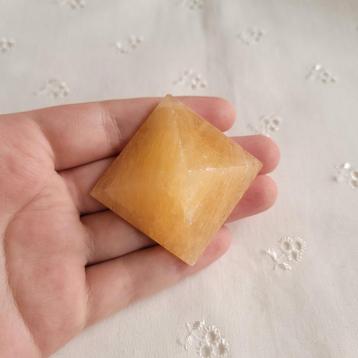 Gele calciet piramide edelsteen natuursteen beschikbaar voor biedingen