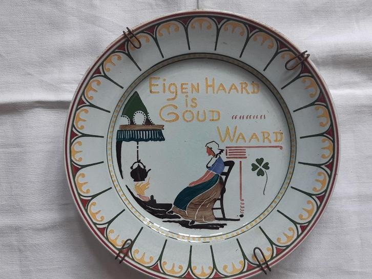 Mehlem wandbord met spreuk "Eigen Haard is Goud Waard" 23cm, Antiek en Kunst, Antiek | Wandborden en Tegels, Ophalen of Verzenden