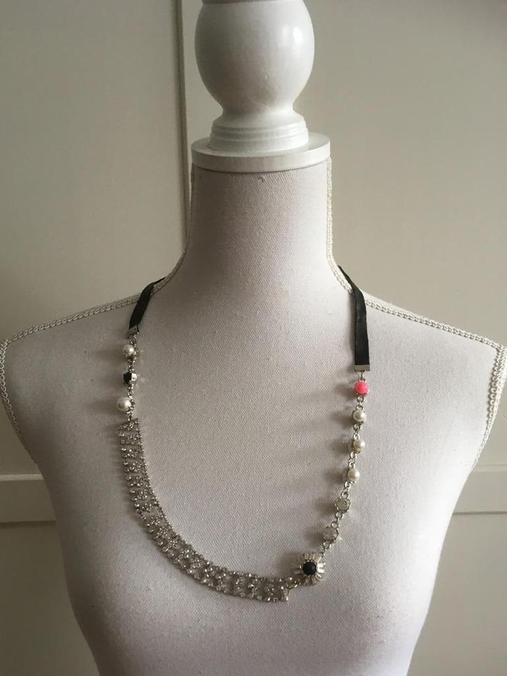 Glamorous strass fake pareltjes aan zwarte satijn ketting, Sieraden, Tassen en Uiterlijk, Kettingen, Nieuw, Overige materialen
