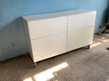 Verrijdbare Ikea kast met lades en deuren mag gratis weg