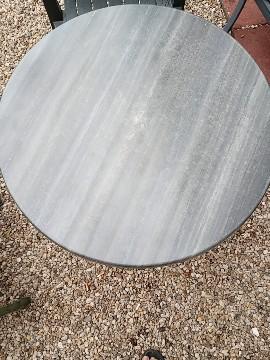 Ronde tuintafel met marmerlook beschikbaar voor biedingen