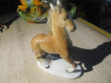wit porselein paard beschikbaar voor biedingen