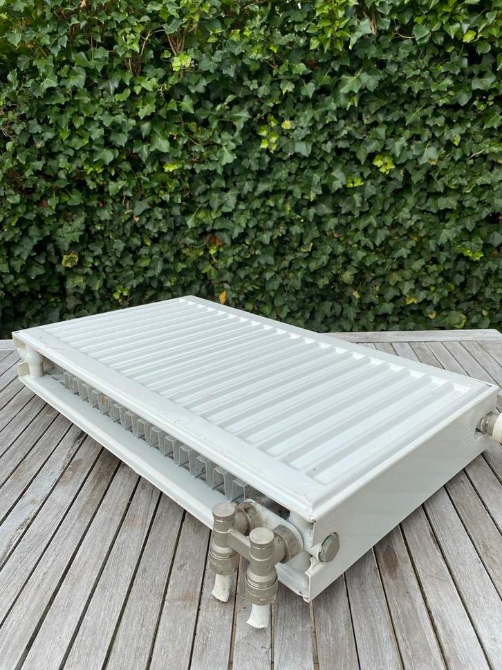 6 Radiatoren met ophanging, voetventiel & thermostaatkraan, Doe-het-zelf en Verbouw, Verwarming en Radiatoren, Gebruikt, Radiator
