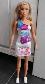 Barbie pop met witte jurk en schoenen en blauwe armband, Ophalen of Verzenden, Zo goed als nieuw, Barbie