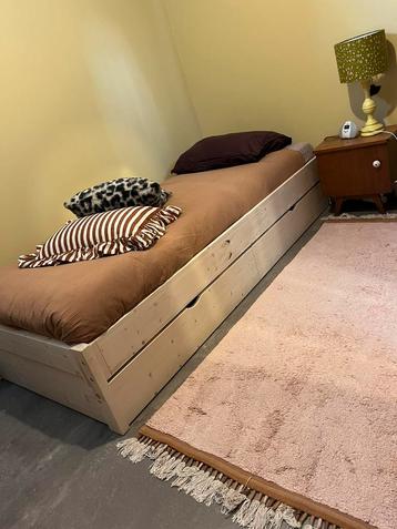 Houten eenpersoons bed 90x200 met twee lades. beschikbaar voor biedingen