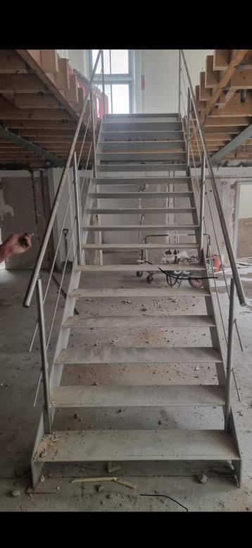 Zeer robuuste etage trap rvs frame aluminium treden  beschikbaar voor biedingen