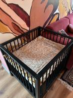 Kleurrijk babybed Patryk met gouden knoppen, 70 tot 85 cm, Ophalen of Verzenden, Zo goed als nieuw, Lattenbodem