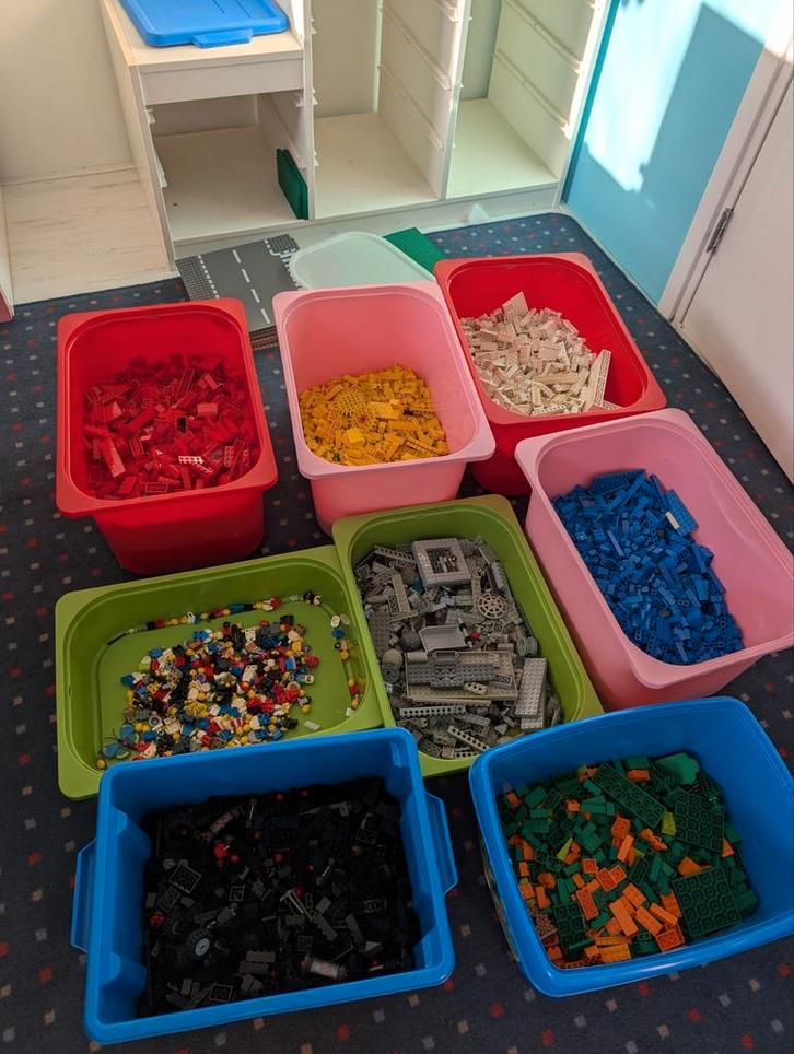 18 kilo Lego op kleur + voertuigen, gratis bakken en kast, Kinderen en Baby's, Speelgoed | Duplo en Lego, Ophalen