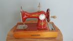 Antiek / vintage USSR naaimachine voor kinderen!, Antiek en Kunst, Antiek | Naaimachines, Ophalen of Verzenden