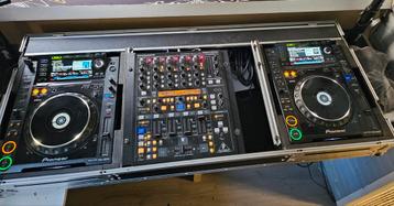 Pioneer CDJ2000 2X + Behringer DDM4000 in flightcase beschikbaar voor biedingen