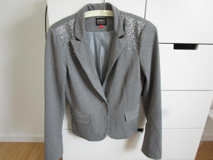 Only - grijs jasje Sanne - steentjes op de schouder - mt 38, Kleding | Dames, Jasjes, Kostuums en Pakken, Zo goed als nieuw, Jasje