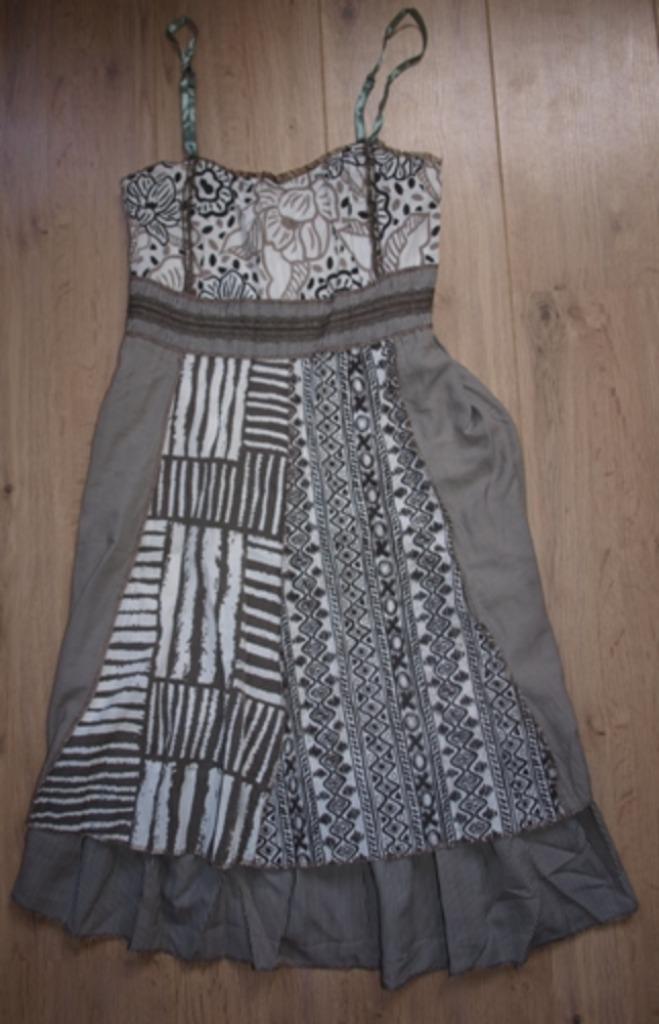 Grijze Jurk Sensation (L), Kleding | Dames, Jurken, Gedragen, Maat 42/44 (L), Grijs, Knielengte, Ophalen of Verzenden