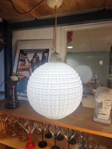 Vintage opaline hanglamp met reliëf jaren 60 beschikbaar voor biedingen